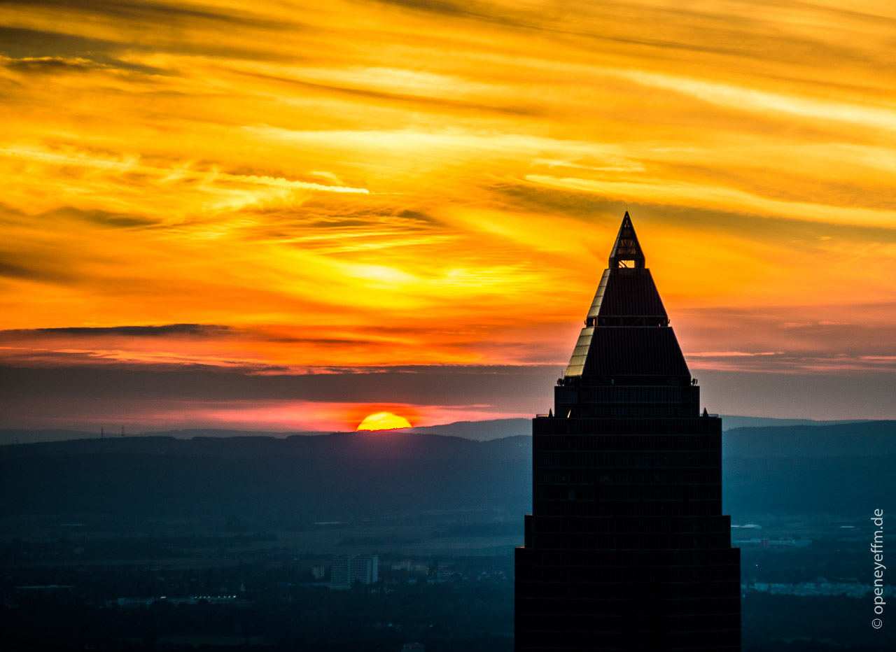 Messeturm Frankfurt im Sonnenuntergang