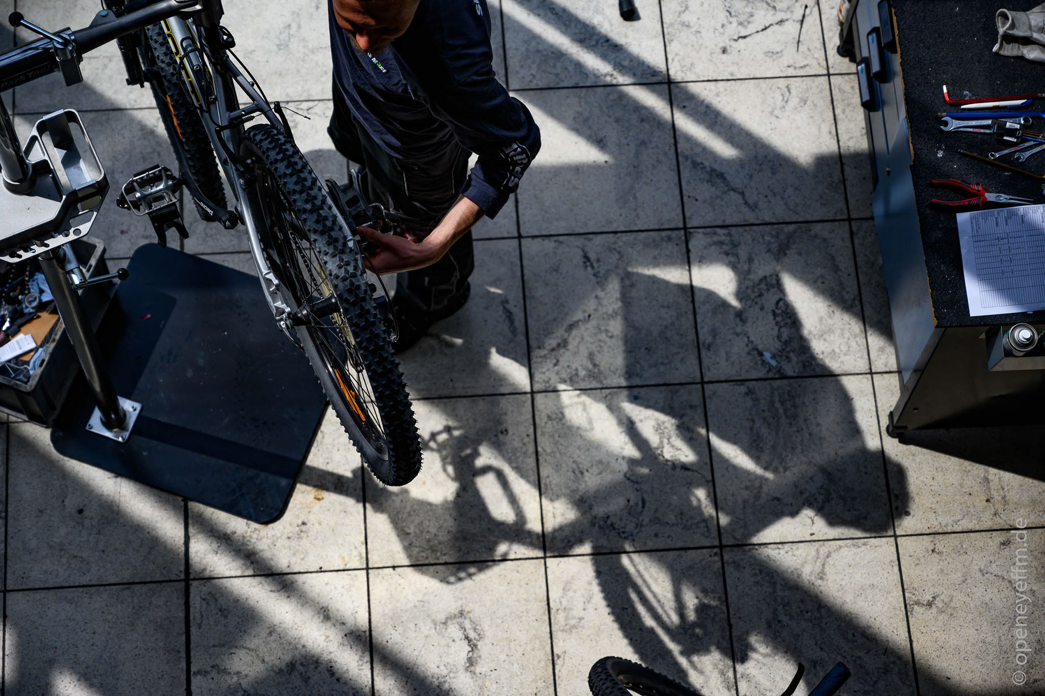 Business Schattenbild in Fahrradwerkstatt