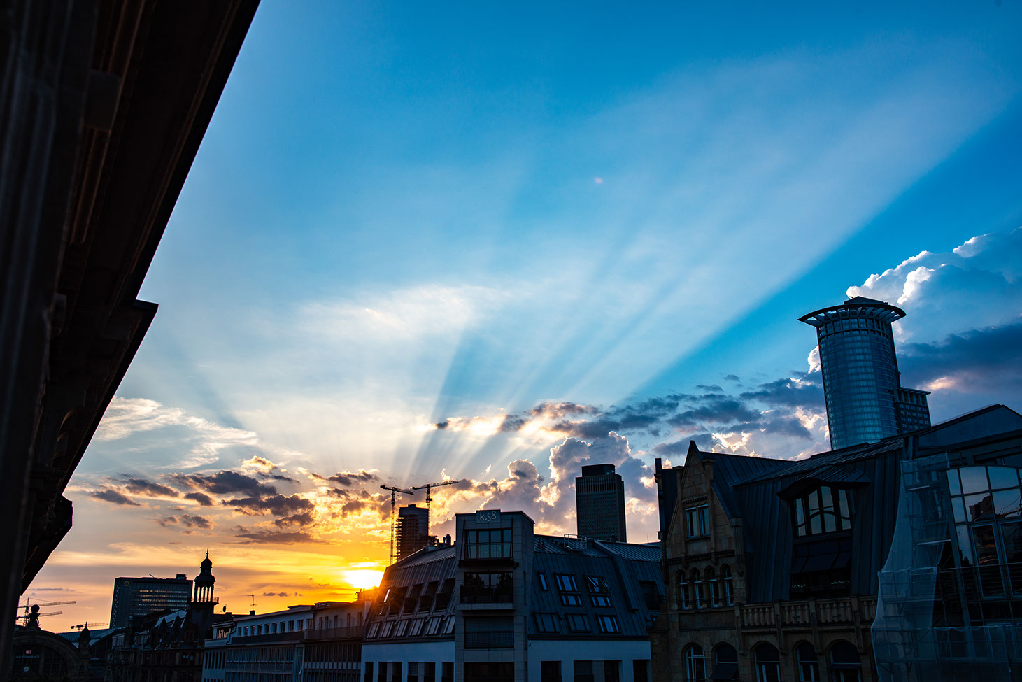 Sonnenuntergang im Frankfurter Bahnhofsviertel