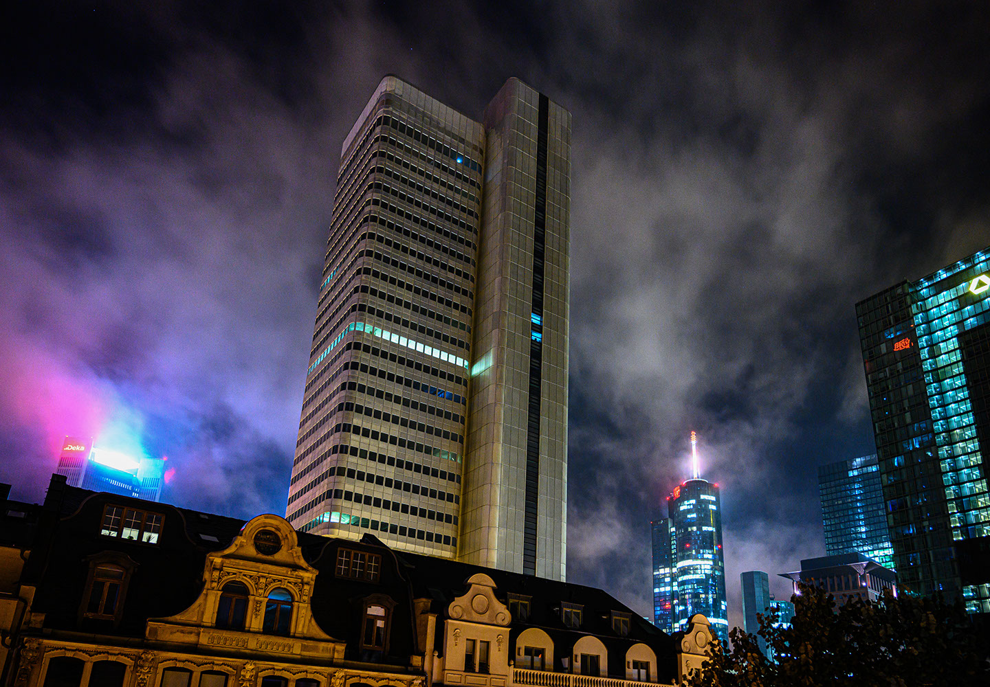 Nachtaufnahme der Frankfuerter Skyline