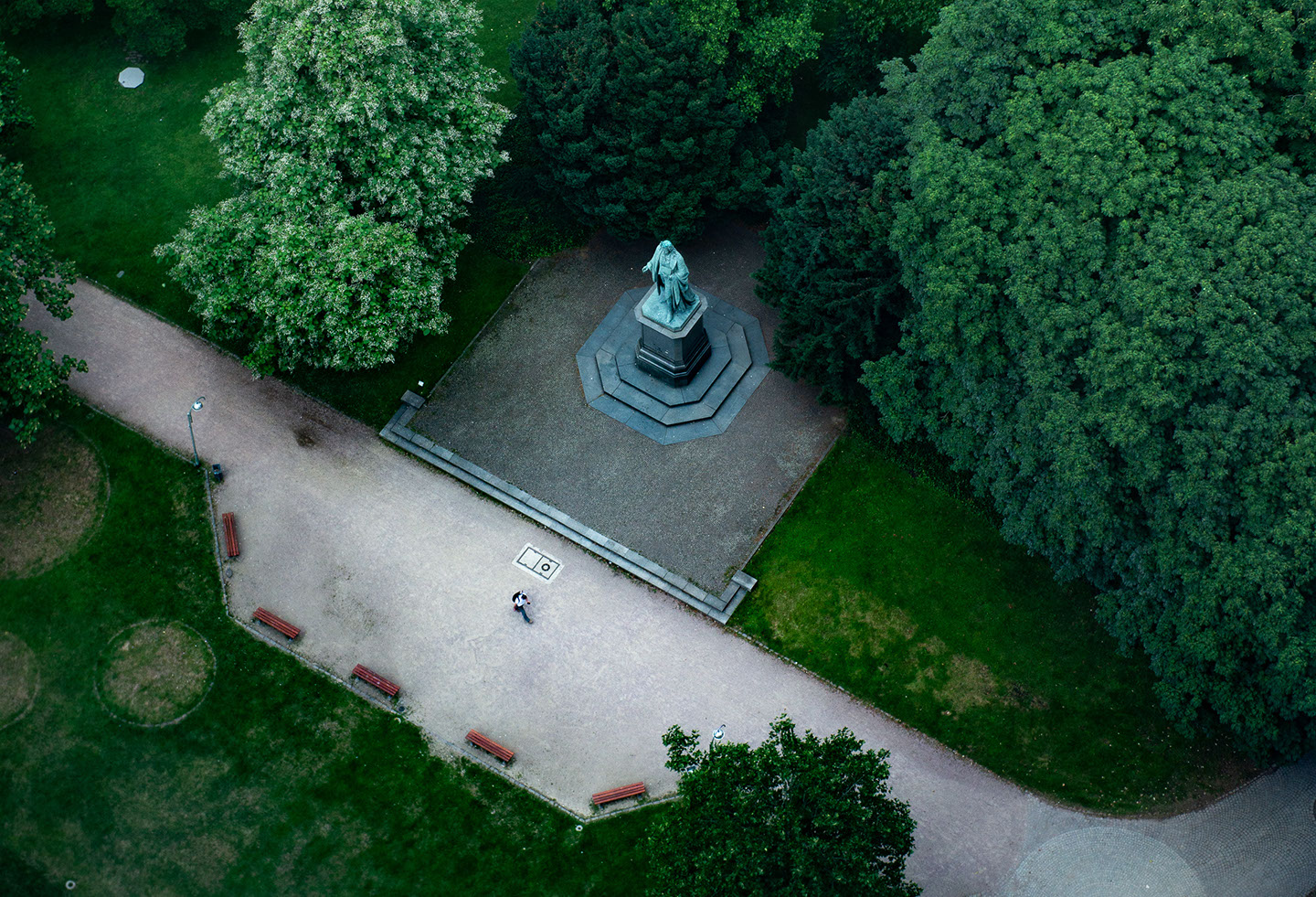 Blick aus Businesslounge auf Schiller Denkmal in Frankfurt