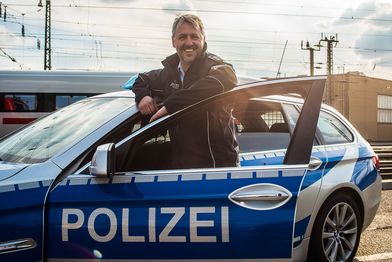 Bundespolizei Beamter Portrait mit Streifenwagen