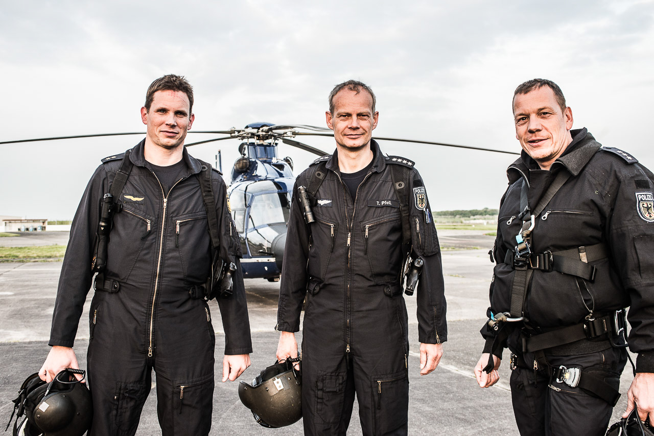 3 Helikopter Piloten Gruppenfoto vor Hubschrauber