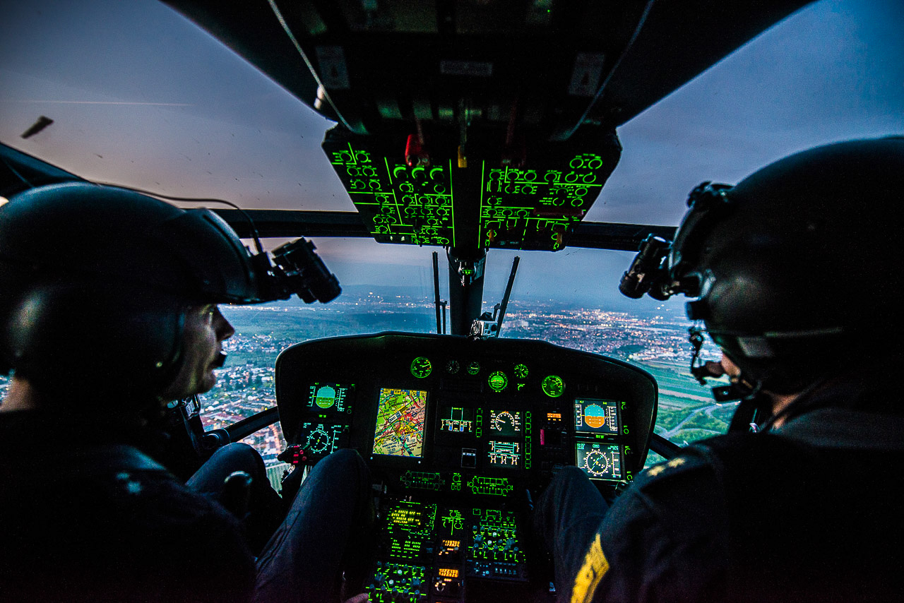 Helicopter Piloten Portrait im Flug im Hubschrauber