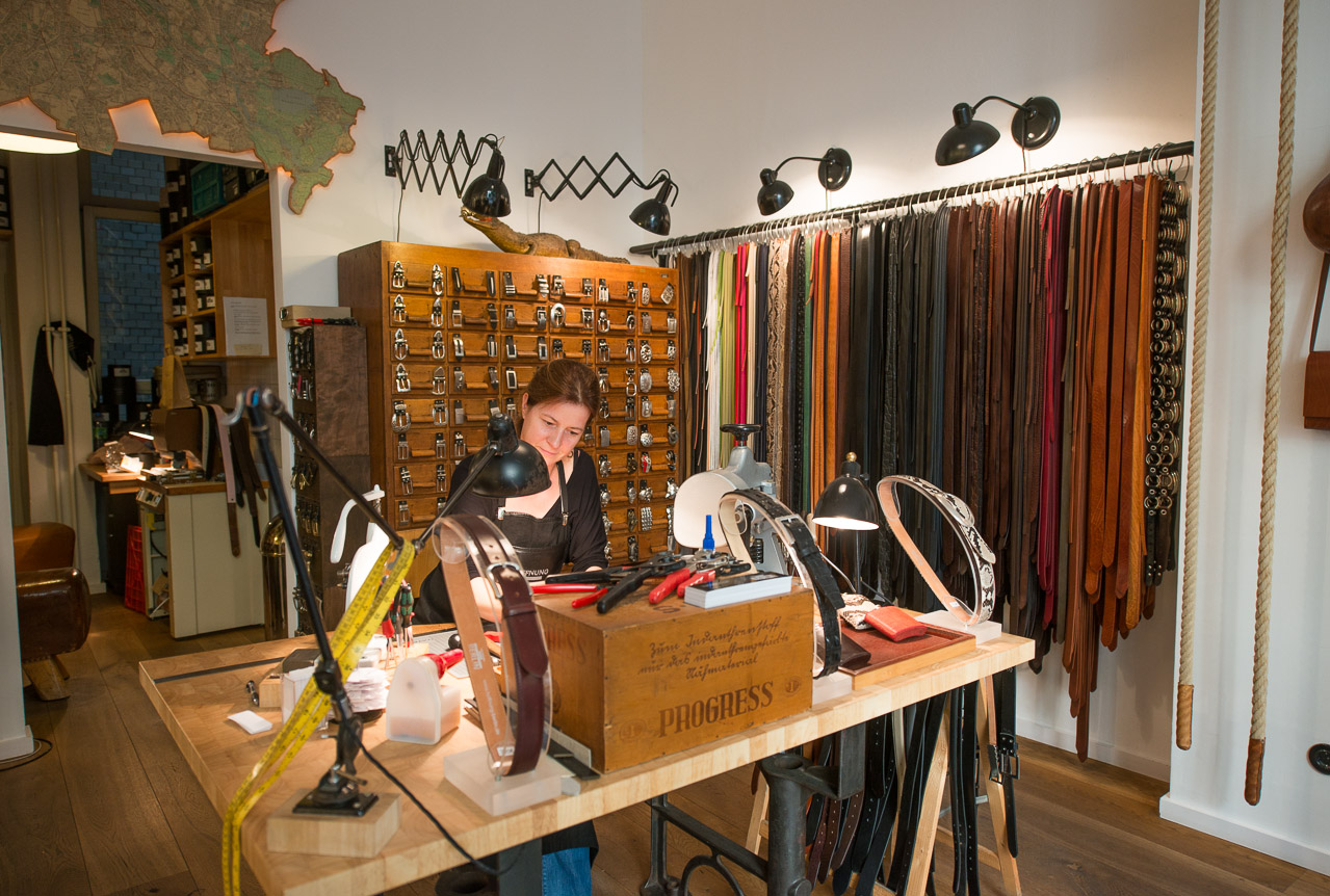 Modedesigner beim Nähen im Ladengeschäft in Berlin