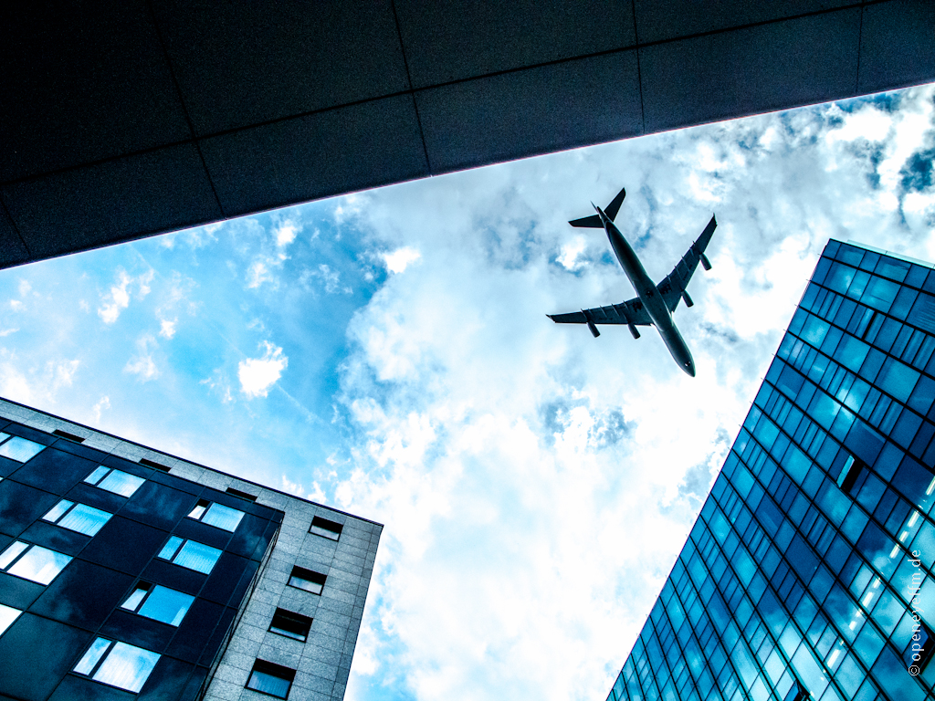 Flugzeug über Hotel am Frankfurter Airport