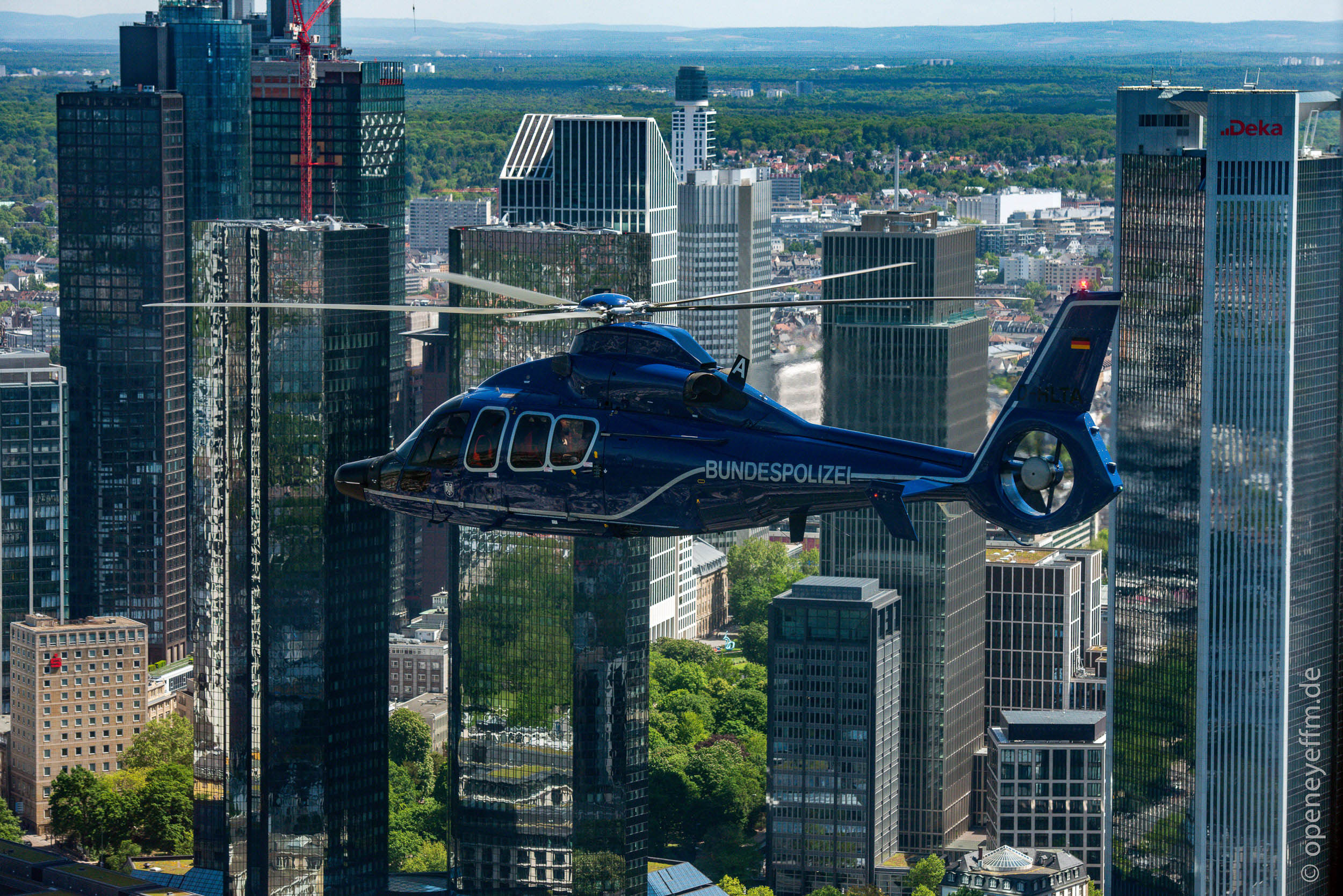 Bundespolizei Hubschrauber im Tiefflug vor Skyline Frankfurt