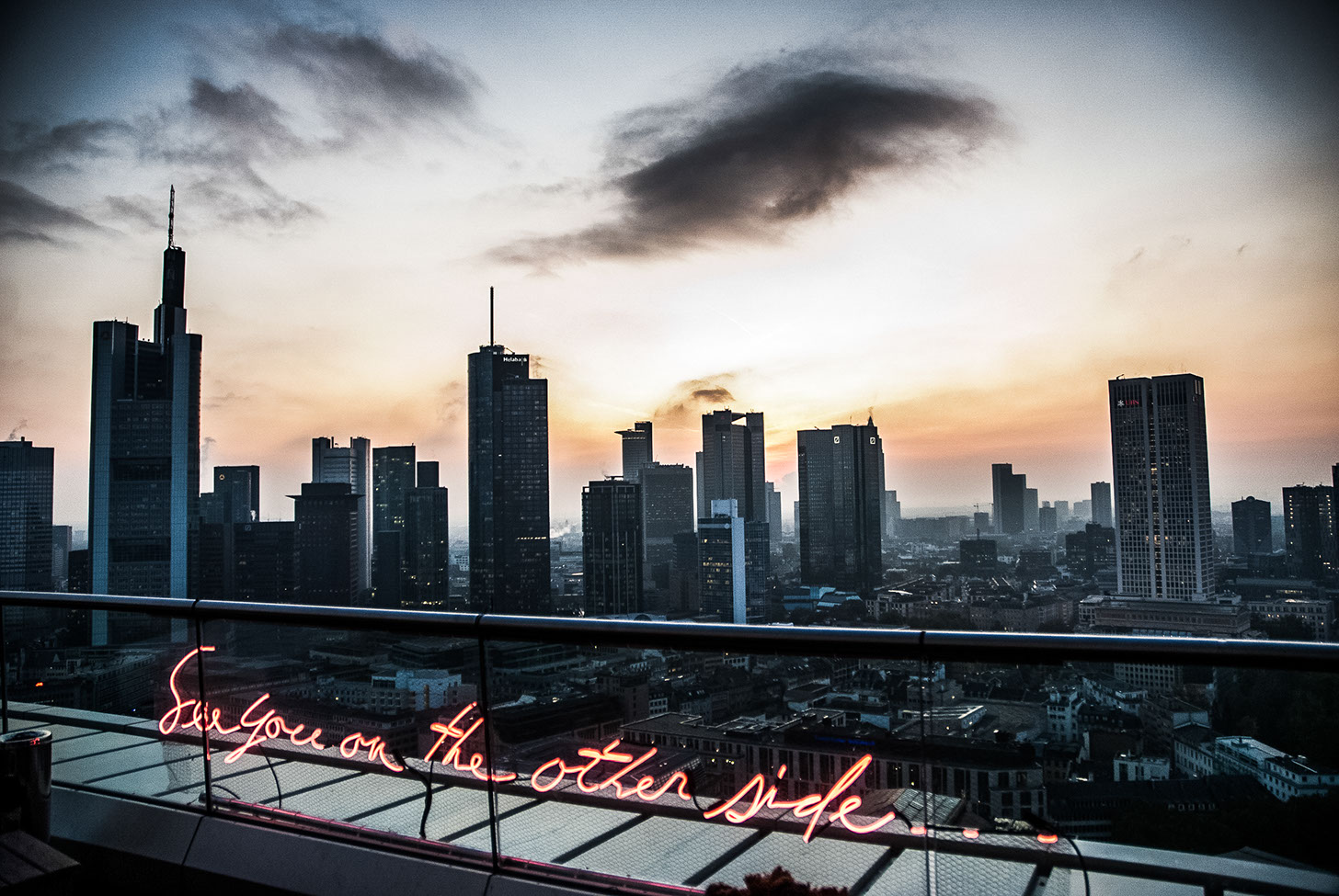 Blick auf Skyline mit Kunstinstallation im Vordergrund